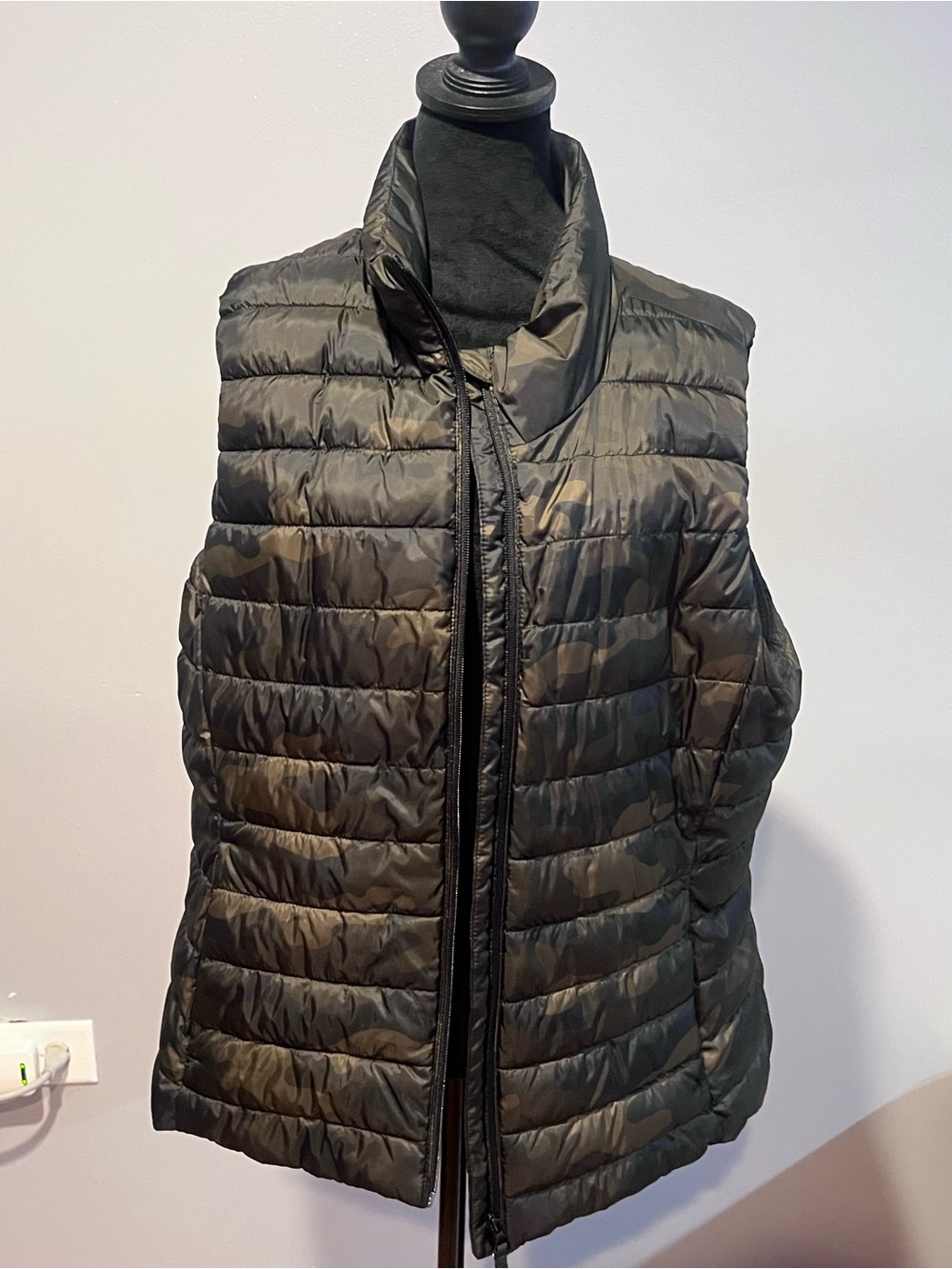 Womens Camouflage print Puffer Vest - Black/Camo Quilted Vest
